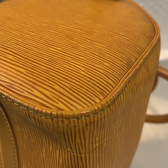 Louis Vuitton Yellow Epi Speedy 25 Hand Bag - Picture 9 of 16